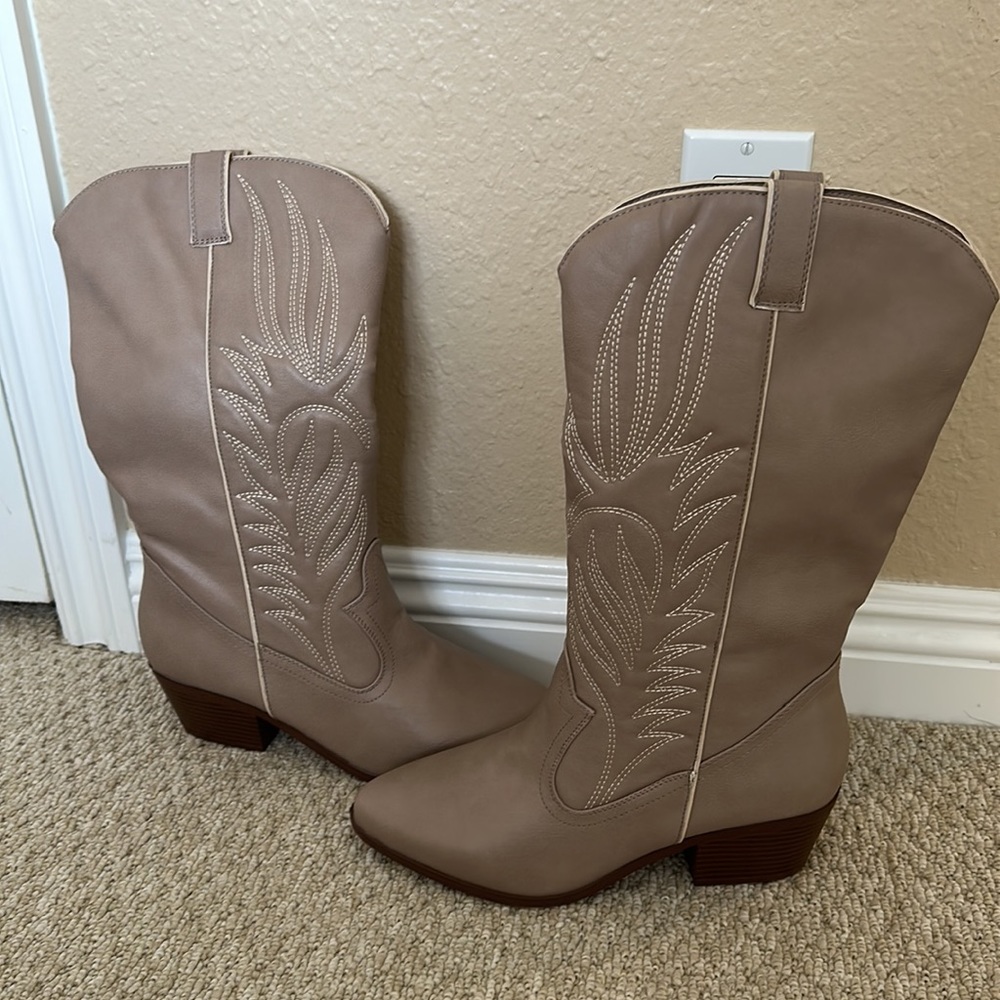 Tan Cowboy Western Boots - Picture 7 of 8